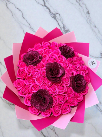Buchete 57 de trandafiri - Buchet cu 57 de trandafiri de sapun ciclam