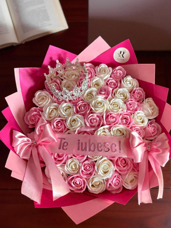 Toată colecția de buchete - Buchet cu 57 de trandafiri de sapun roz deschis si alb