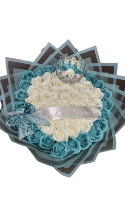Buchete 59 de trandafiri - Buchet cu 59 de trandafiri de sapun alb cu turcoaz