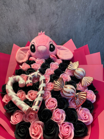 Buchet Candy cu 61 de trandafiri roz inchis si negrii [1]
