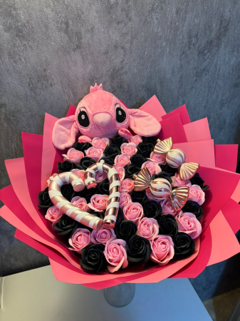 Colecția de Crăciun - Buchet Candy cu 61 de trandafiri roz inchis si negrii