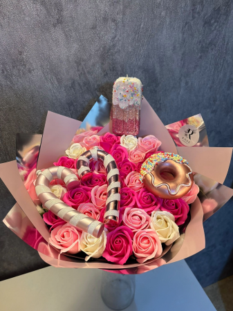 Colecția de Crăciun - Buchet Donut cu 37 de trandafiri roz deschis,ciclam si alb