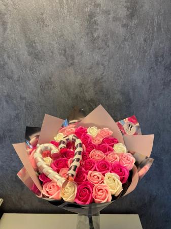 Colecția de Crăciun - Buchet Candy Cane cu 37 de trandafiri roz deschis,ciclam si alb