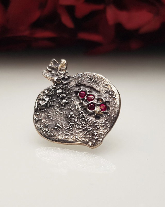 Brosa / pin '' Persephone's Sin'' [3]