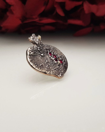 Brosa / pin '' Persephone's Sin'' [1]