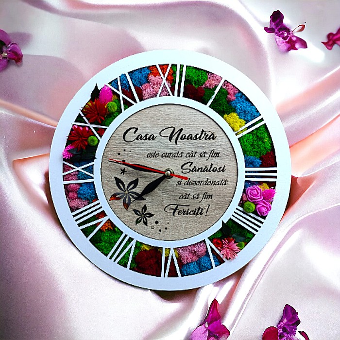 Ceas de perete tip caseta decorata cu licheni naturali stabilizati, cadou personalizat "Casa noastra", cadran maro [1]