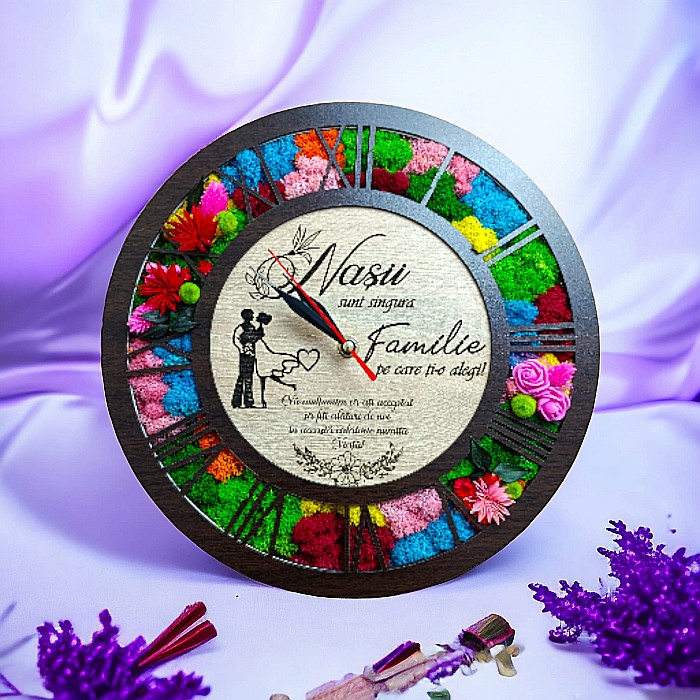 Ceas de perete stil caseta decorata cu licheni naturali stabilizati, cadou personalizat "Nasii sunt singura familie", cadran maro, wenge [1]