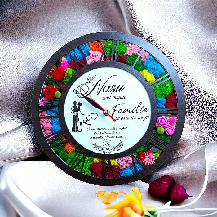 Ceas de perete tip caseta decorata cu licheni naturali stabilizati, cadou personalizat "Nasii sunt singura familie", cadran alb, wenge [1]