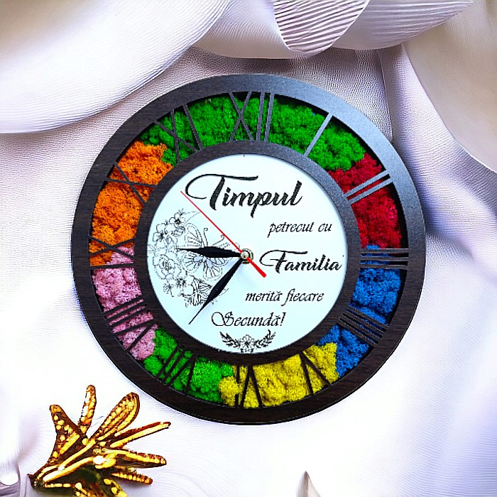 Ceas de perete stil caseta decorata cu licheni naturali stabilizati, cadou personalizat, "Timpul petrecut cu familia", cadran alb, wenge [1]