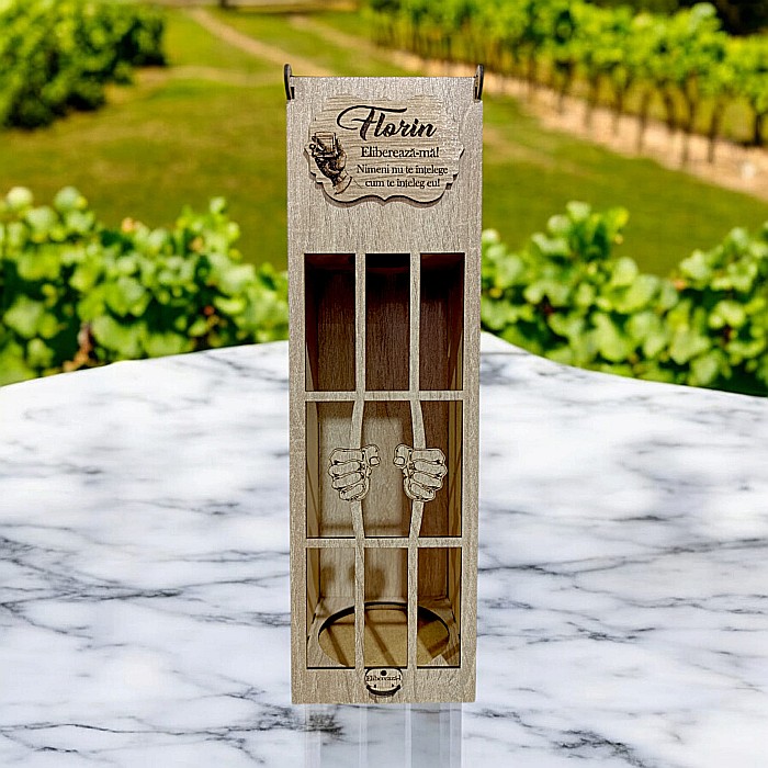 Cutie de vin personalizata cu mesaj standard, cadou personalizat pentru prieteni, familie– Produs în România de Rustic Wood Decor, model închisoare, dimensiune 35x10cm, crem sonoma [1]