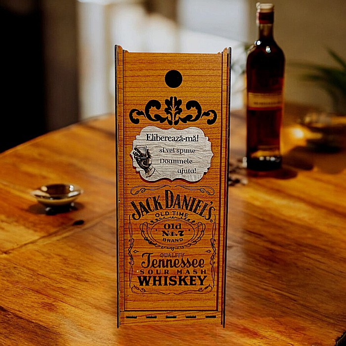 Cutie de whiskey personalizata cu mesaj standard, cadou personalizat pentru prieteni, familie– Produs în România de Rustic Wood Decor, model Jack Daniel's, dimensiune 35x10cm, culoare cires [1]