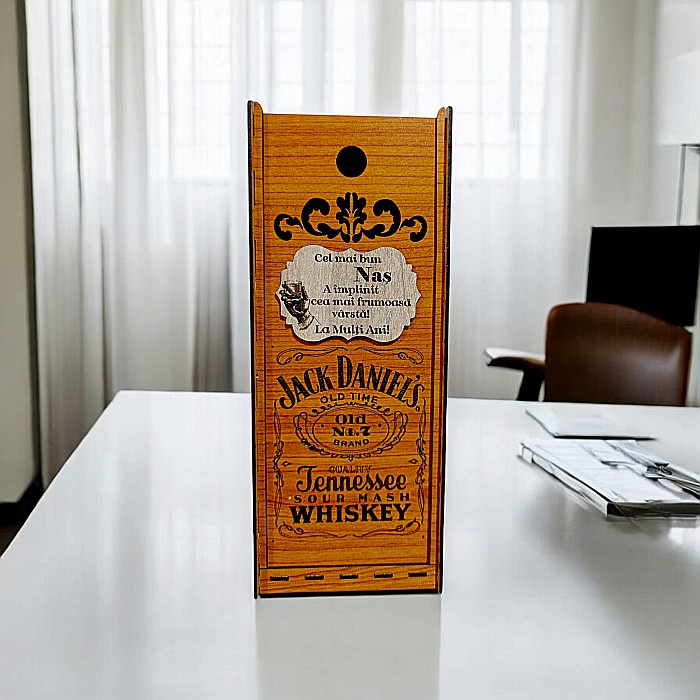 Cutie de whiskey personalizata cu mesaj standard, cadou personalizat pentru Nas– Produs în România de Rustic Wood Decor, model Jack Daniel's, dimensiune 35x10cm, culoare cires [1]