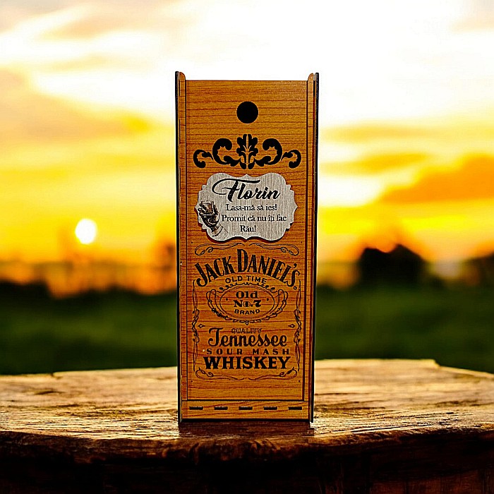 Cutie de whiskey personalizata cu mesaj standard, cadou personalizat pentru prieteni, familie– Produs în România de Rustic Wood Decor, model Jack Daniel's, dimensiune 35x10cm, culoare cires [1]