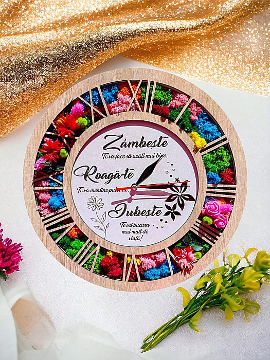Ceas de perete, caseta decorata cu licheni naturali stabilizati, cadou personalizat, "Zambeste,Roaga-te,Iubeste", cadran alb, sonoma stejar, model 1 [1]