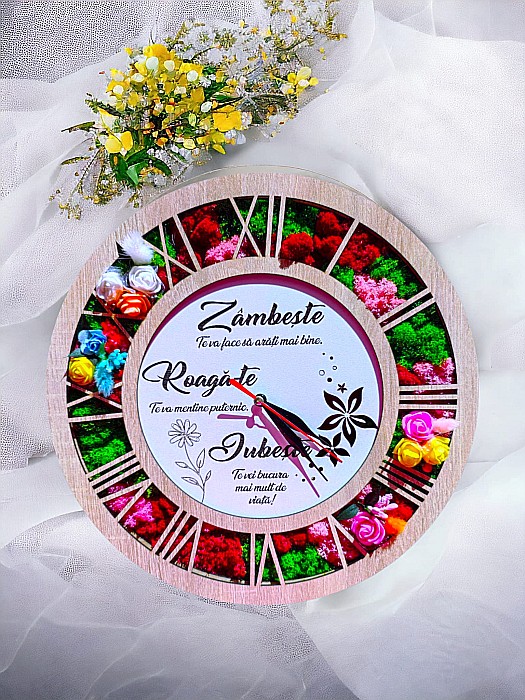 Ceas de perete stil caseta decorata cu licheni naturali stabilizati, cadou personalizat, "Zambeste,Roaga-te,Iubeste", cadran alb, sonoma stejar [1]