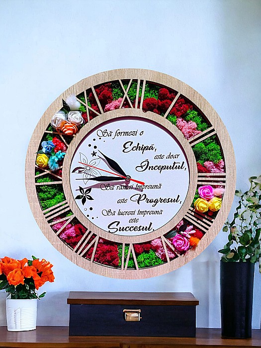 Ceas de perete, caseta decorata cu licheni naturali stabilizati, cadou personalizat pentru sef, manager, doctor, "Sa formezi o echipa..." [1]