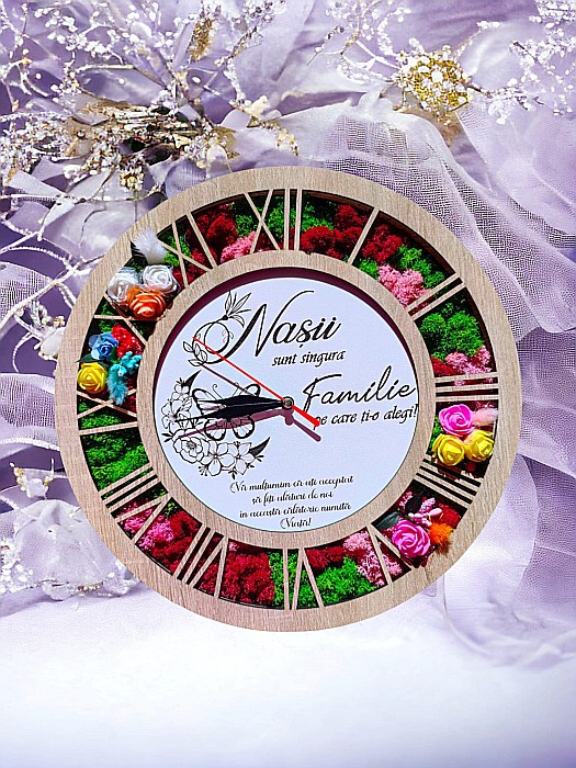 Ceas de perete stil caseta decorata cu licheni naturali stabilizati, cadou personalizat, "Nasii sunt singura familie pe care ti-o alegi!", cadran alb, sonoma stejar, model 4 [1]
