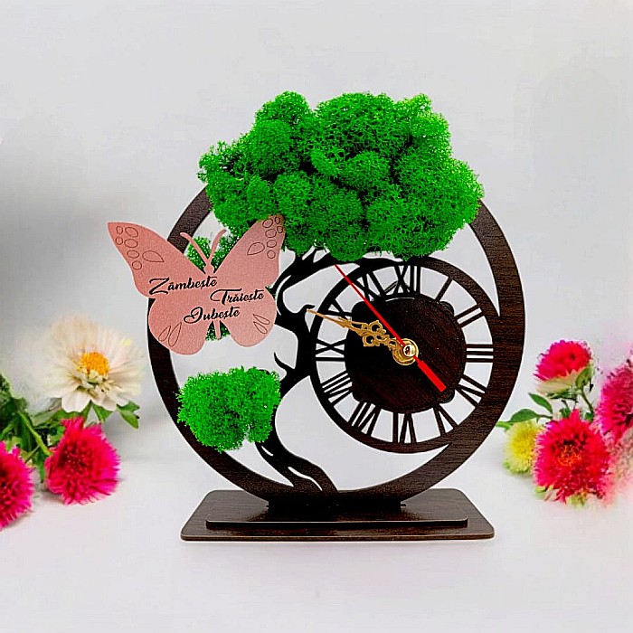 Ceas stil Bonsai cu licheni naturali, cadou personalizat cu mesaj standard fluture "Zâmbește Trăiește Iubește!" Produs în România de Rustic Wood Decor [1]