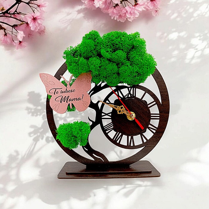 Ceas stil Bonsai cu licheni naturali, cadou personalizat cu mesaj standard fluture pentru Mamă "Te iubesc Mamă!" Produs în România de Rustic Wood Decor [1]
