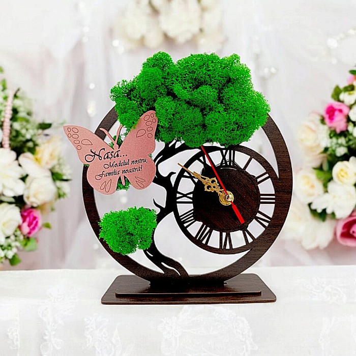 Ceas stil Bonsai cu licheni naturali, cadou personalizat cu mesaj standard fluture pentru Nașă "Nașa... Modelul nostru, familia noastră!" Produs în România de Rustic Wood Decor [1]
