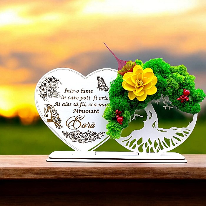 Tablou Inima Copacul vietii decorativ cu suport, personalizat pentru Sora "Intr-o lume in care poti fii orice..." , Produs în România de Rustic Wood Decor, dimensiune 30x16cm [1]