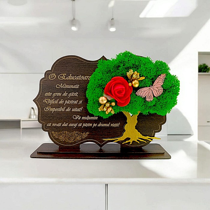 Tablou copac cu licheni stabilizati, cadou personalizat cu mesaj standard pentru Educatoare "O Educatoare minunata este greu de gasit..." Produs în România de Rustic Wood Decor [1]
