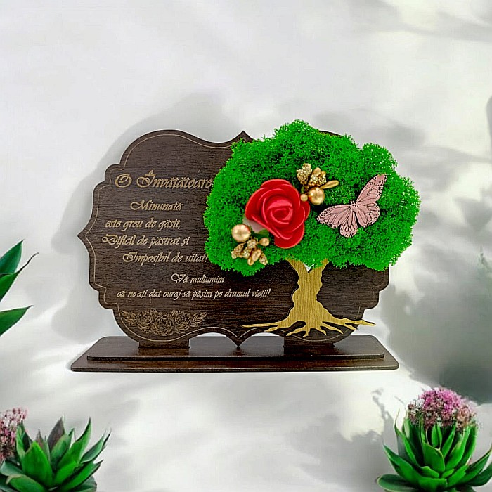 Tablou copac cu licheni stabilizati, cadou personalizat cu mesaj standard pentru Invatatoare "O Invatatoare minunata este greu de gasit..." Produs în România de Rustic Wood Decor [1]