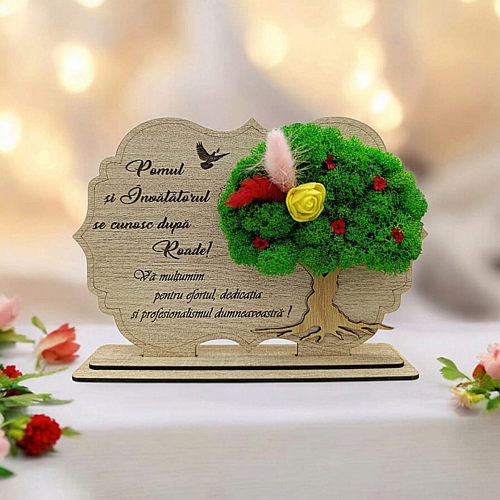 Tablou copac cu licheni stabilizati, cadou personalizat cu mesaj standard "Pomul si Invatatorul se cunosc dupa Roade..." Produs în România de Rustic Wood Decor [1]