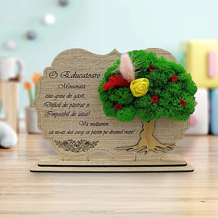 Tablou copac cu licheni stabilizati, cadou personalizat cu mesaj standard pentru Educatoare "O Educatoare minunata este greu de gasit..." Produs în România de Rustic Wood Decor [1]