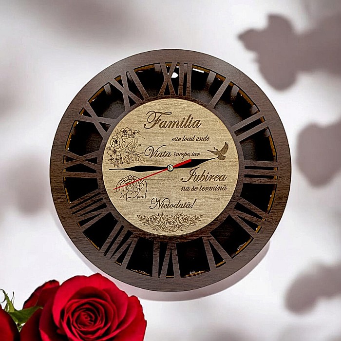Ceas de perete stil caseta , cadou personalizat "Familia este locul unde viata...", cadran wenge, Produs în România de Rustic Wood Decor [1]