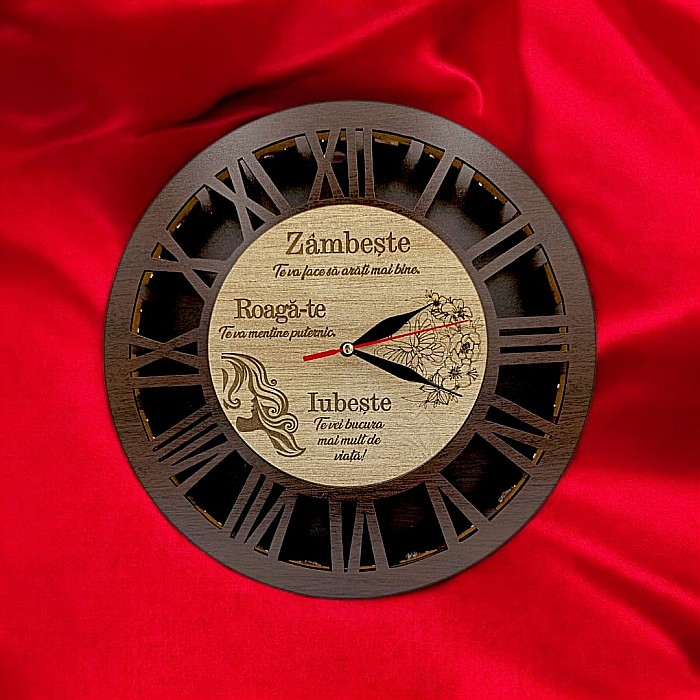 Ceas de perete stil caseta , cadou personalizat "Zambeste, Roaga-te, Iubeste", cadran wenge, Produs în România de Rustic Wood Decor [1]