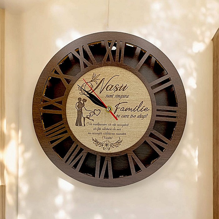 Ceas de perete stil caseta , cadou personalizat "Nasii sunt singura Familie pe care ti-o alegi..", cadran wenge, Produs în România de Rustic Wood Decor [1]