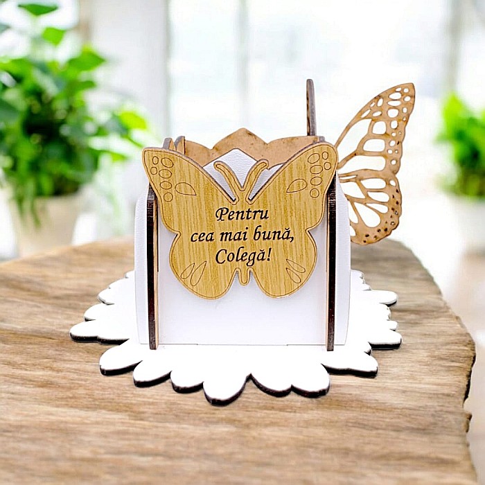 Cadou personalizat, Cutie tip martisor cu fluturi si mesaj standard pentru Colega, dimensiune 10x10, alb [1]