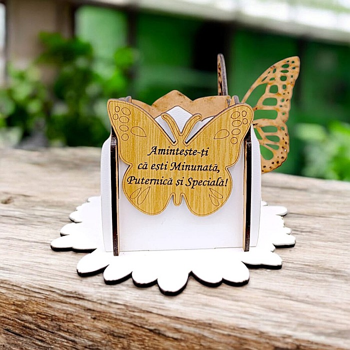 Cadou personalizat, Cutie tip martisor cu fluturi si mesaj standard pentru Ziua Femeii,model nou 2025, dimensiune 10x10, alb [1]