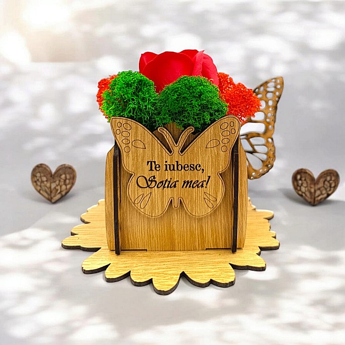 Cadou personalizat, cutie din lemn decorata cu licheni cu mesaj standard pentru "Te iubesc Sotia Mea!", dimensiune 7x7cm, maro [1]