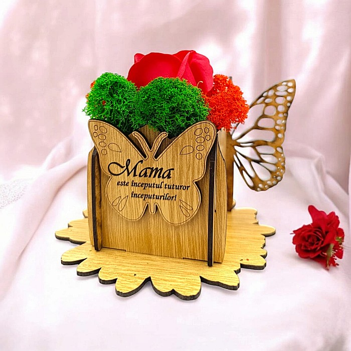 Cadou personalizat, cutie din lemn decorata cu licheni cu mesaj standard pentru "Mama este inceputul...", dimensiune 7x7cm, maro [1]