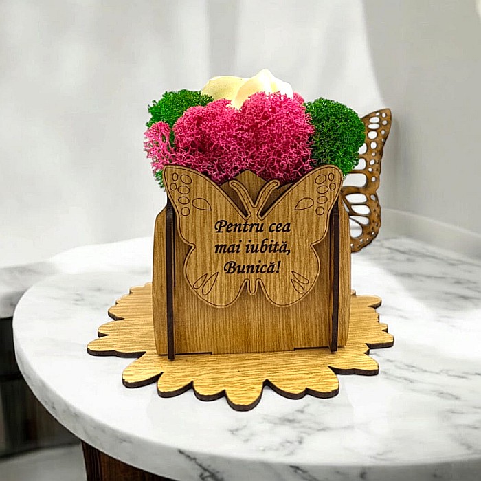 Cadou personalizat, cutie din lemn decorata cu licheni cu mesaj standard pentru "Cea mai iubita Bunica!", dimensiune 7x7cm, maro [1]