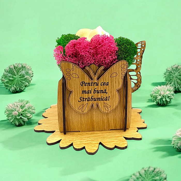 Cadou personalizat, cutie din lemn decorata cu licheni cu mesaj standard pentru "Cea mai buna Strabunica!", dimensiune 7x7cm, maro [1]