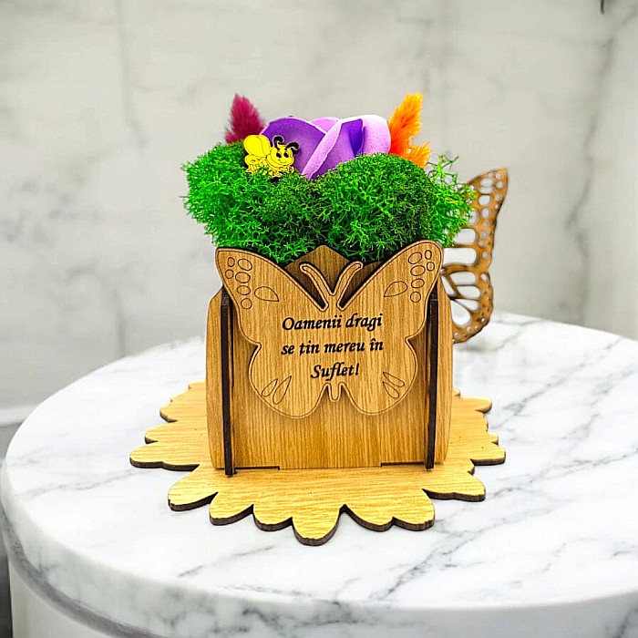 Cadou personalizat, cutie din lemn decorata cu licheni cu mesaj standard pentru Oamenii Dragi, dimensiune 7x7cm, maro [1]