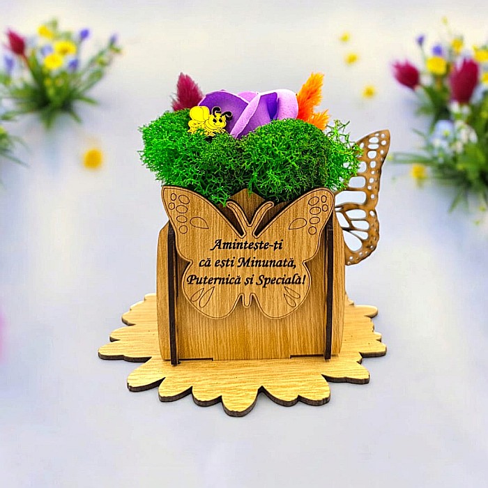 Cadou personalizat, cutie din lemn decorata cu licheni cu mesaj standard pentru 8Martie/Ziua Femeii, model 4,dimensiune 7x7cm, maro [1]