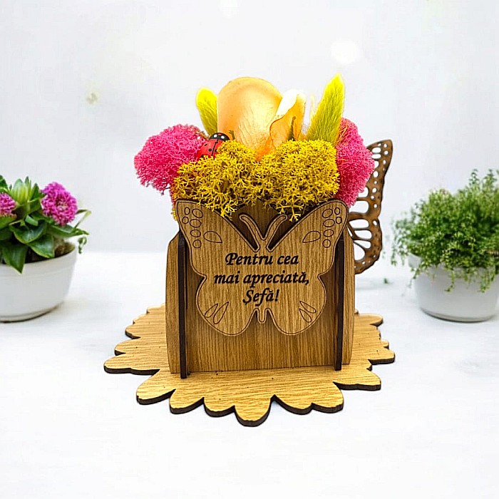 Cadou personalizat, cutie din lemn decorata cu licheni cu mesaj standard pentru Sefa, dimensiune 7x7cm, maro [1]