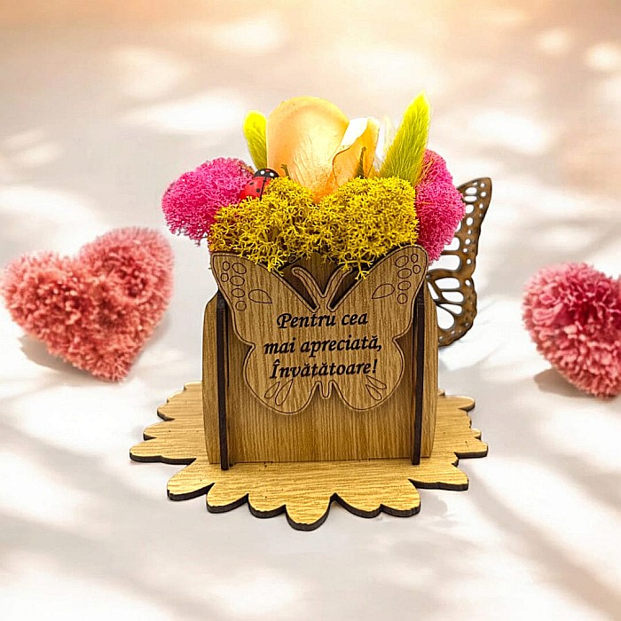 Cadou personalizat, cutie din lemn decorata cu licheni cu mesaj standard pentru Invatatoare, dimensiune 7x7cm, maro [1]