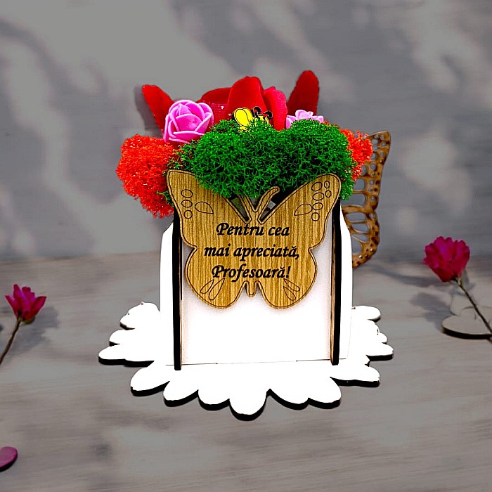 Cadou personalizat, cutie din lemn decorata cu licheni cu mesaj standard pentru Profesoara, dimensiune 7x7cm, alb [1]