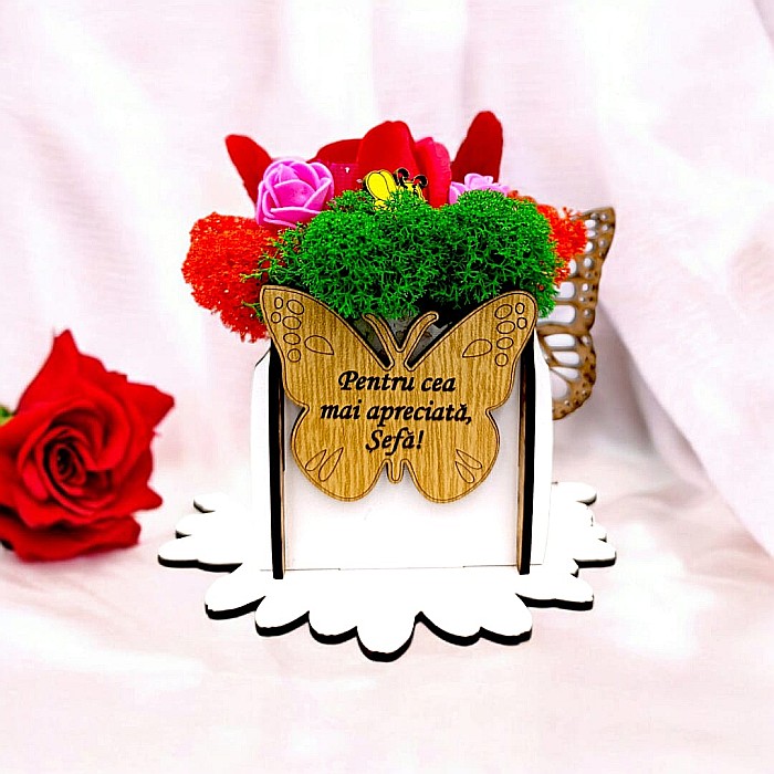 Cadou personalizat, cutie din lemn decorata cu licheni cu mesaj standard pentru Sefa, dimensiune 7x7cm, alb [1]