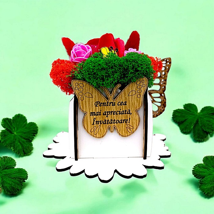 Cadou personalizat, cutie din lemn decorata cu licheni cu mesaj standard pentru Invatatoare, dimensiune 7x7cm, alb [1]