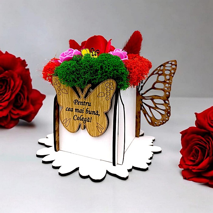 Cadou personalizat, cutie din lemn decorata cu licheni cu mesaj standard pentru Colega, dimensiune 7x7cm, alb [1]