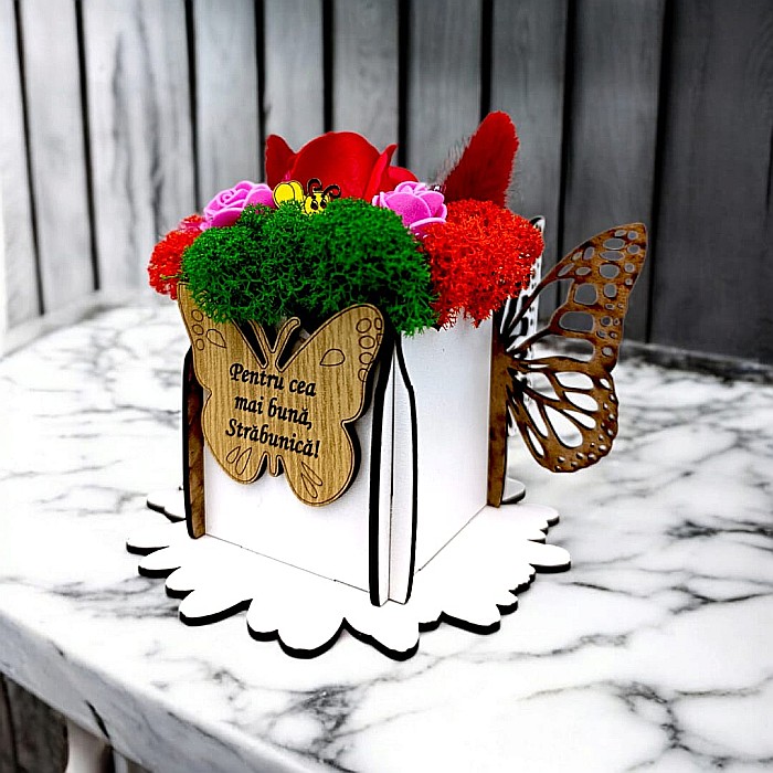 Cadou personalizat, cutie din lemn decorata cu licheni cu mesaj standard pentru Strabunica, dimensiune 7x7cm, alb [1]