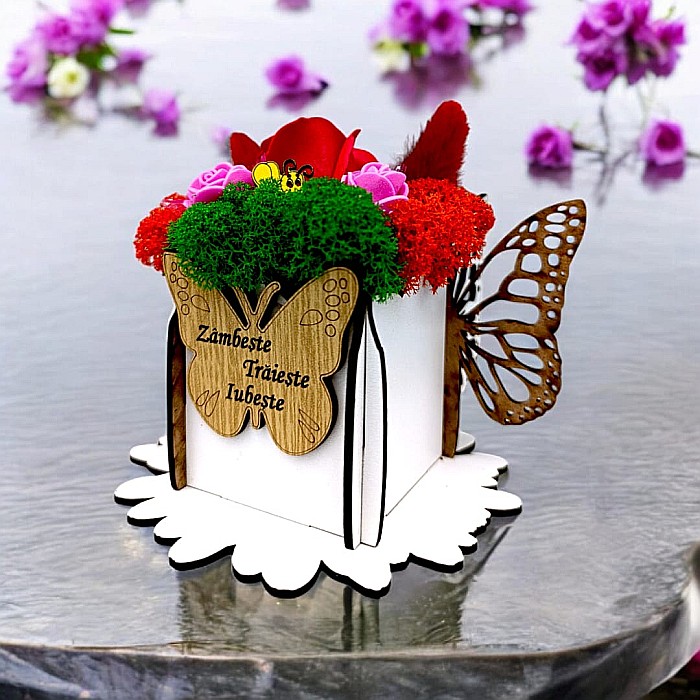 Cadou personalizat, cutie din lemn decorata cu licheni cu mesaj standard pentru Familie/Mama/Sotie/Prieteni, dimensiune 7x7cm, alb [1]