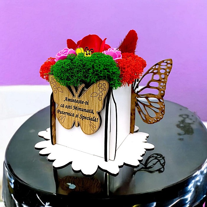 Cadou personalizat, cutie din lemn decorata cu licheni cu mesaj standard pentru Familie/Mama/Sotie/Ziua Femeii, dimensiune 7x7cm, alb [1]