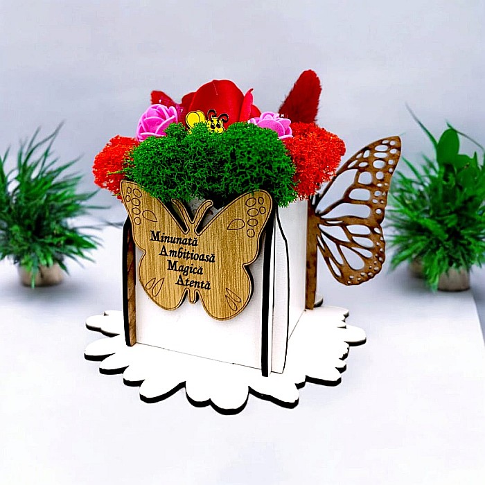 Cadou personalizat, cutie din lemn decorata cu licheni cu mesaj standard pentru Familie/Mama/Sotie/Ziua Femeii, model 3, dimensiune 7x7cm, alb [1]